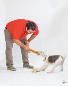 Carl Girard qui joue avec un chien terrier