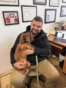 
Educateur canin avec un chien dans ses bras